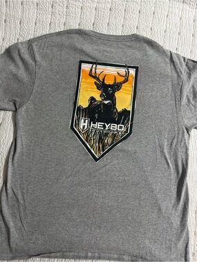 Heybo Men's Gray Short-Sleeve Graphic T‑Shirt with Deer Emblem
